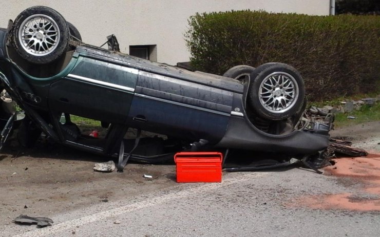 Řidička převrátila auto na střechu, šofér zničil traktor. Oba byli značně opilí