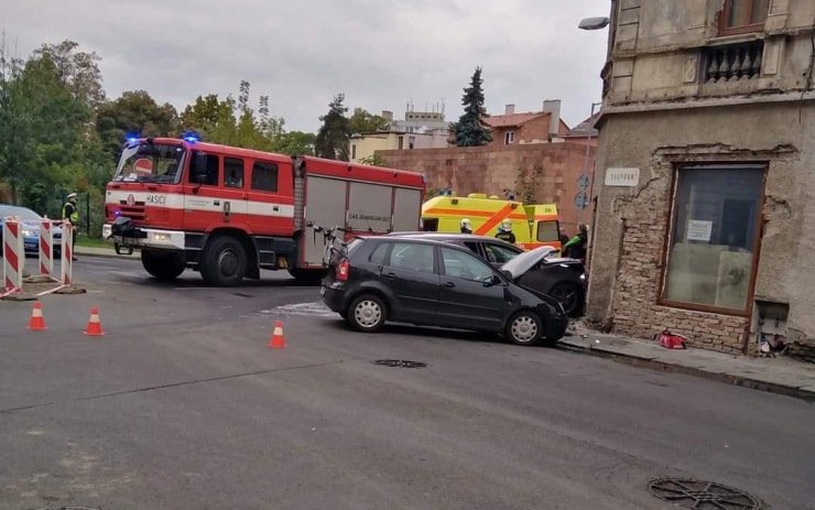 OBRAZEM: V Doubravské ulici se střetly dva osobáky, jeden člověk se při nehodě zranil