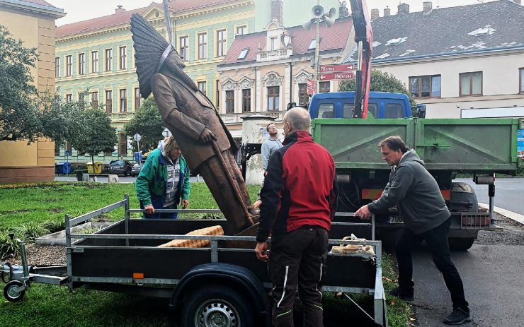 OBRAZEM: V Bílině odhalili sochu Miloslava Stingla. Stojí na místě jeho rodného domu