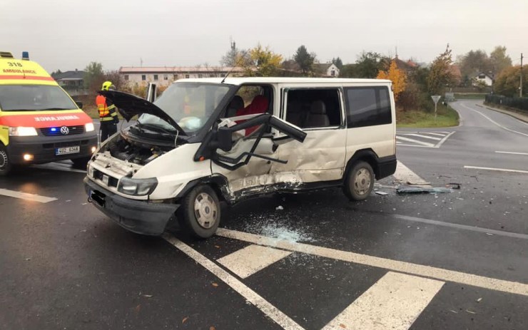 OBRAZEM: Srážka dvou dodávek na Teplicku. Cestovalo v nich devět lidí