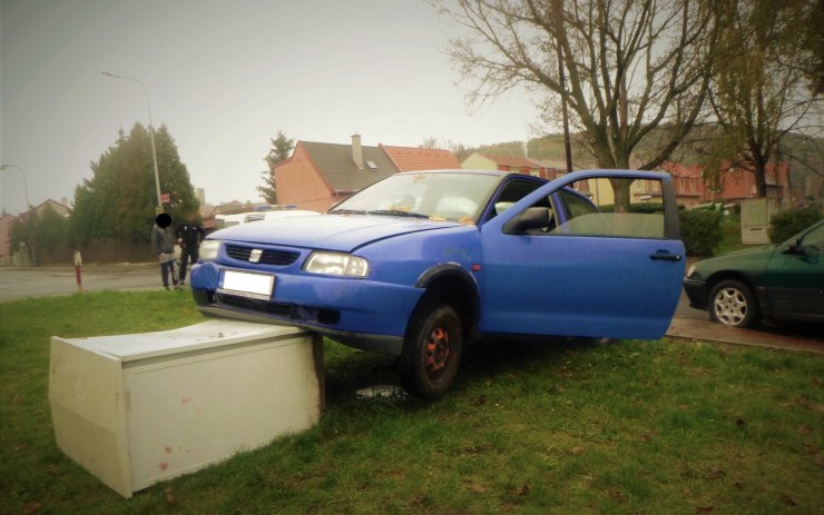 Řidič povalil v Bílině rozvodnou skříň. Auto chtěl vysvobodit, ale dopustil se několika dalších prohřešků