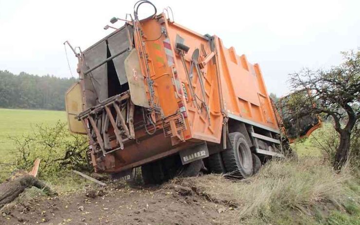 Při nehodě popelářského auta na Teplicku se zranili tři lidé