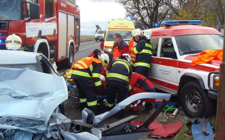 Po nehodě v Bílině zůstal uvnitř auta zraněný člověk. Vyprostit ho museli hasiči