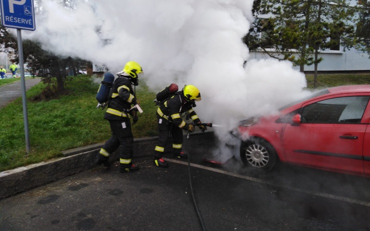 OBRAZEM: Auto v Proseticích zachvátily plameny. Hořet začalo v motorovém prostoru