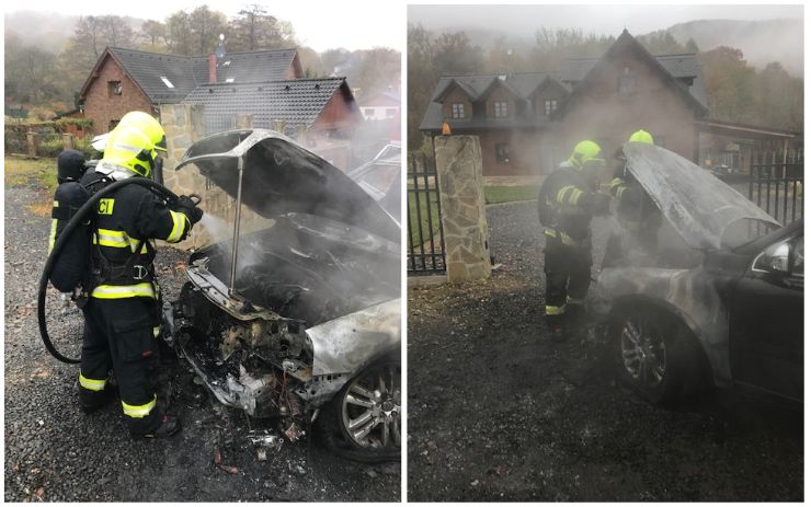 Před rodinným domem začalo hořet osobní auto, vyjížděli duchcovští hasiči