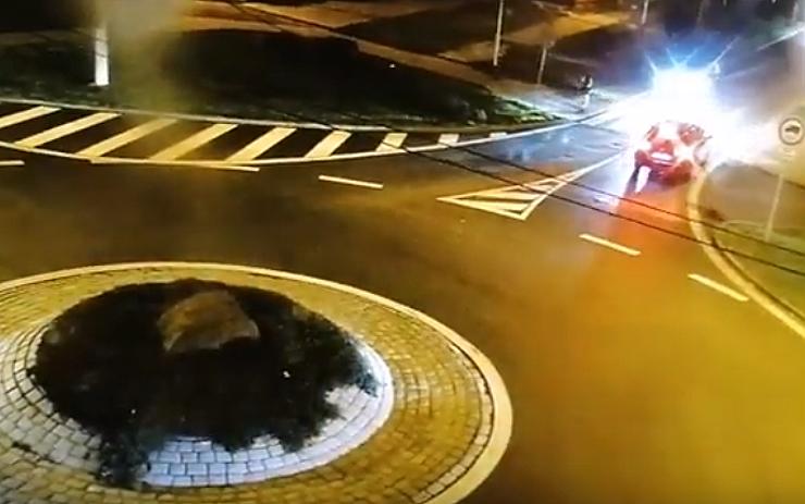 VIDEO: Auto na přechodu v Teplicích přejelo dívce nohu. Policie hledá řidiče z protijedoucího vozu