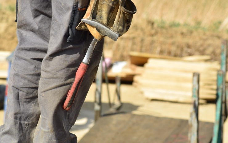 Nakupoval stavební materiál na faktury, ty ale nezaplatil. Využil toho, že ho v prodejně znali