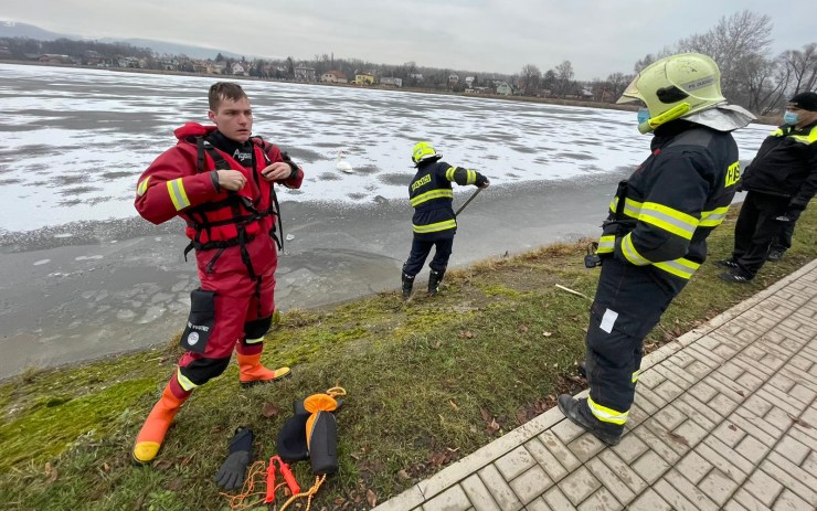 Další záchranná akce na rybníku v Duchcově! Tentokrát pomoc nepotřebovali nerozvážní kluci