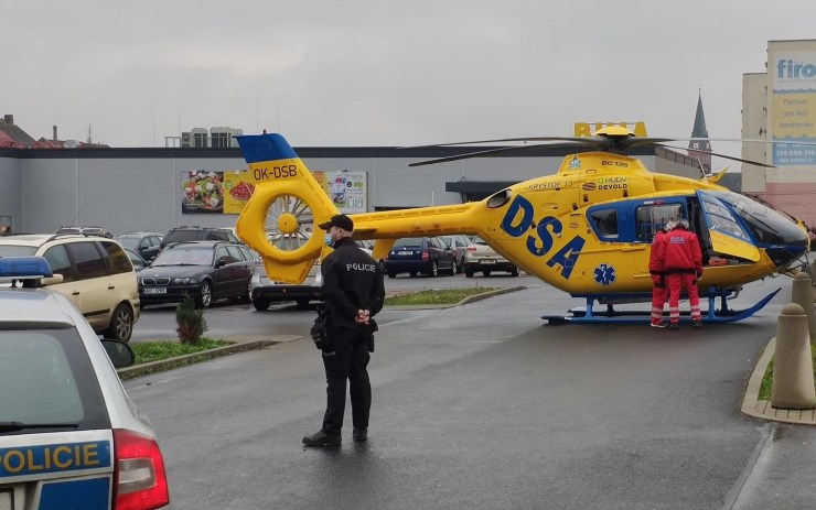 Žena utrpěla v teplickém supermarketu vážný pracovní úraz, letěl pro ni vrtulník