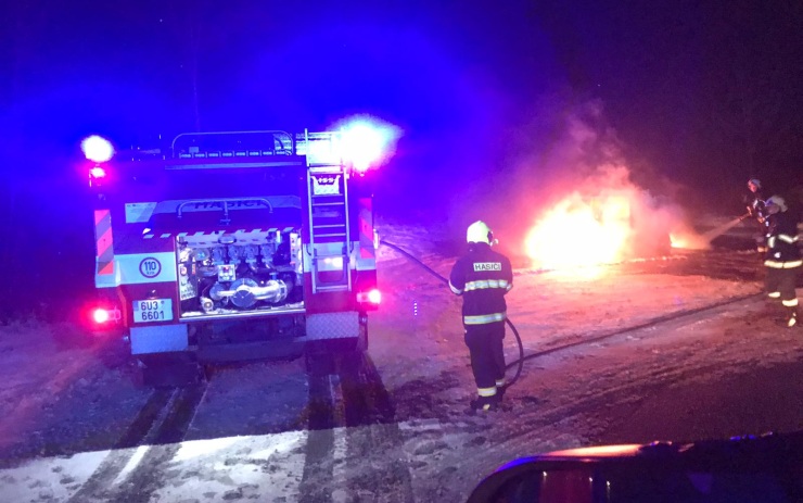 Ranní poplach teplických hasičů: Plameny zcela zničily auto v Nové Vsi
