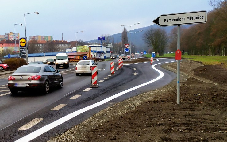 Průjezd Bílinou ve směru na Most bude od středy plynulejší. Pomůže tomu nová část silnice