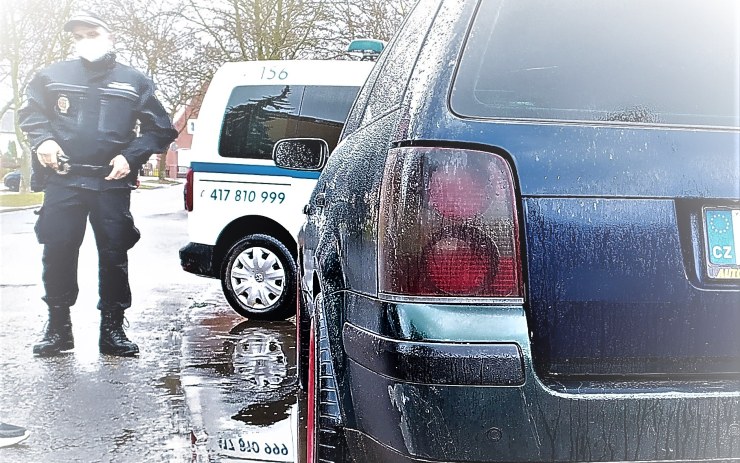 Opilec závodil po Bílině, další vykuchal výfuk a jezdil bez technické