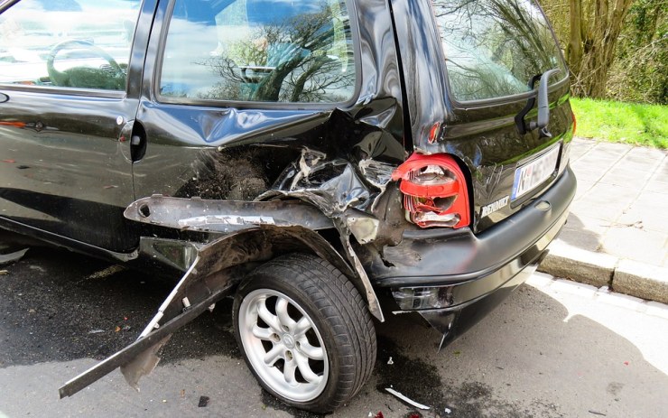 Báli se potíží? Řidiči nabourali na Teplicku auta, dům a semafor a ujeli