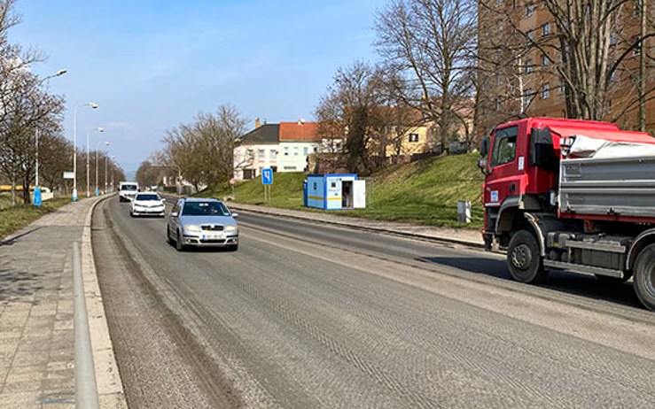 V Bílině dělají nový povrch na hlavní silnici. Několik dní bude zcela uzavřena