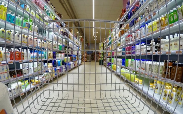 Čech okradl ženu z Litvínovska v supermarketu v Německu, pak chtěl vybrat tisíce z jejího konta