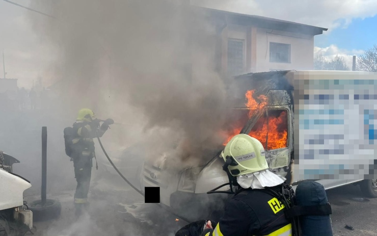 OBRAZEM: Dodávku v Teplicích zachvátil požár, plameny poškodily i vedle stojící auto