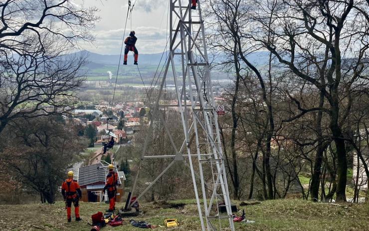 OBRAZEM: Těžko na cvičišti... Lezecká skupina cvičila záchranu lidí na lanové dráze v Krupce