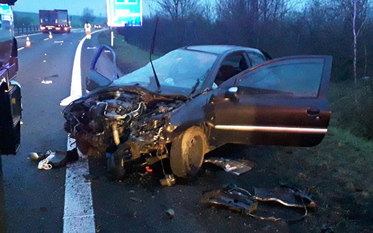 V ranních hodinách havarovalo u Bystřan osobní auto, hasiči poskytli zraněnému předlékařskou pomoc