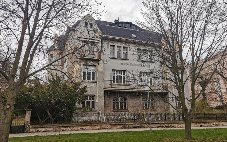 Vila, odkud se ozýval řadu let dětský pláč, jde do dražby