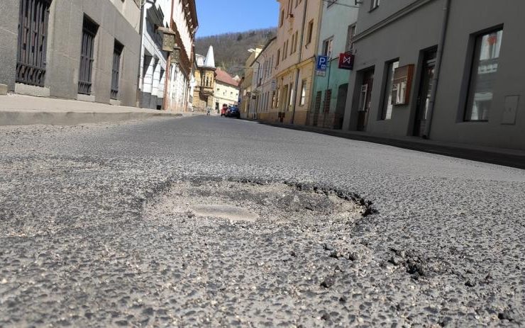 Na několika místech v Bílině se opravují výtluky, řidiči musí v těchto ulicích počítat se zdržením