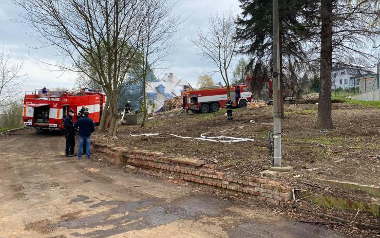 OBRAZEM: Tři jednotky hasičů vyjely k požáru do Bořislavi, hořel odpad a trámy na ruinách domu