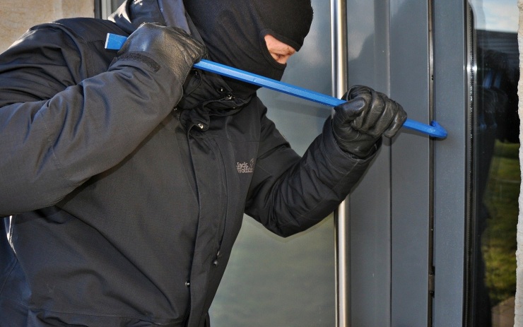 Policie vyšetřuje vloupání do restaurace, tohle všechno tam zloděj nakradl! Způsobil škody za desítky tisíc
