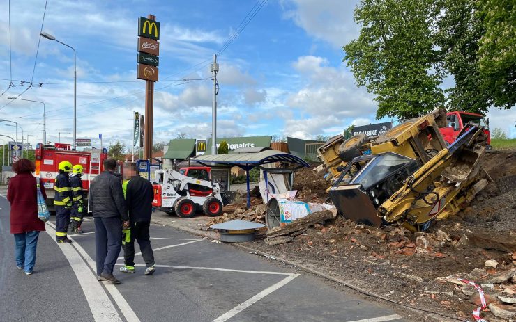 AKTUÁLNĚ OBRAZEM: Na Masarykově třídě se převrátil bagr, při pádu poničil autobusovou zastávku