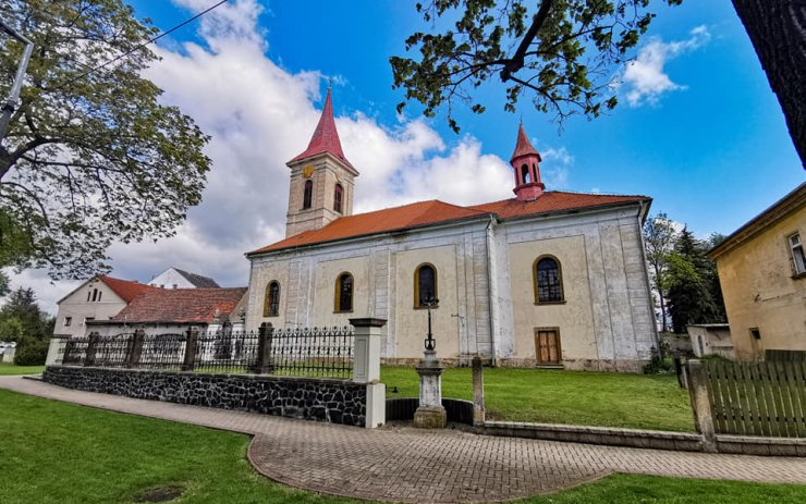 Kostel sv. Apolináře v Modlanech je od května v majetku obce