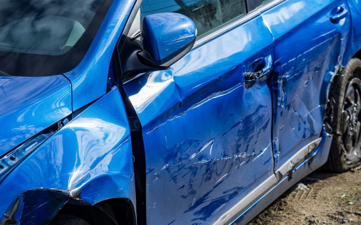 Neviděli jste nehodu? Řidič naboural auto a ujel, policie hledá svědky