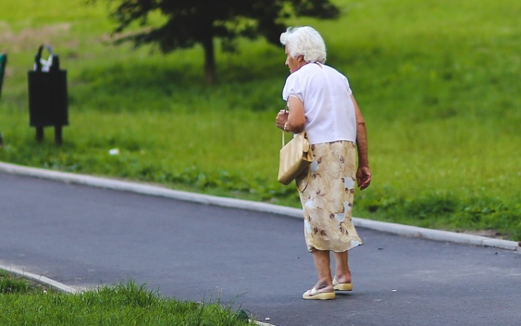 Zmatená seniorka nevěděla, kde je. Strážníci naštěstí duševně nemocné ženě pomohli