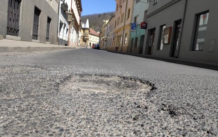 V Bílině se opravují výtluky po zimě, práce probíhají v těchto ulicích