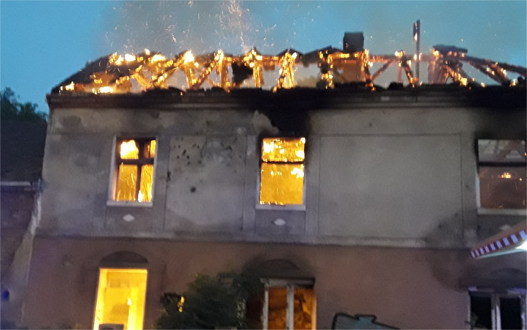 FOTO: Požár v Bílině ráno spálil celý dům. Hasili ho dvě hodiny