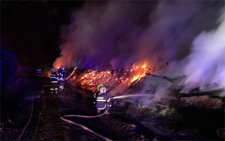 OBRAZEM: V lese u Třebívlic zuřil v noci rozsáhlý požár, s plameny bojovalo devět jednotek hasičů