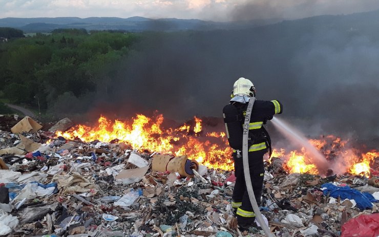 Ze skládky vyšlehly desetimetrové plameny. Zkrotili je ale rychle