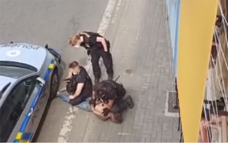 VIDEO: Policisté v Teplicích tvrdě zakročili proti zfetovanému muži, ten pak v sanitce zemřel