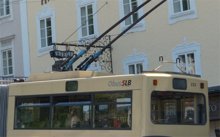 Řidič nedal přednost trolejbusu a ten musel prudce zabrzdit. Jedna z cestujících upadla, policie hledá svědky