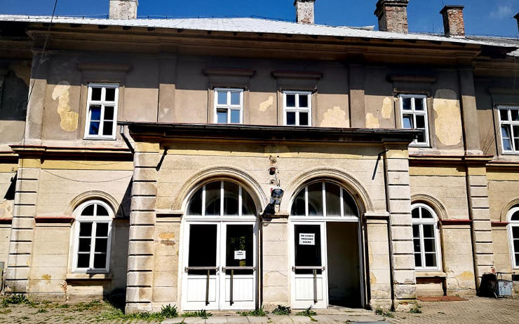 Záchrana této budovy je v ohrožení. Zastupitelé odmítli dotaci 50 milionů na opravu nádraží na Moldavě 