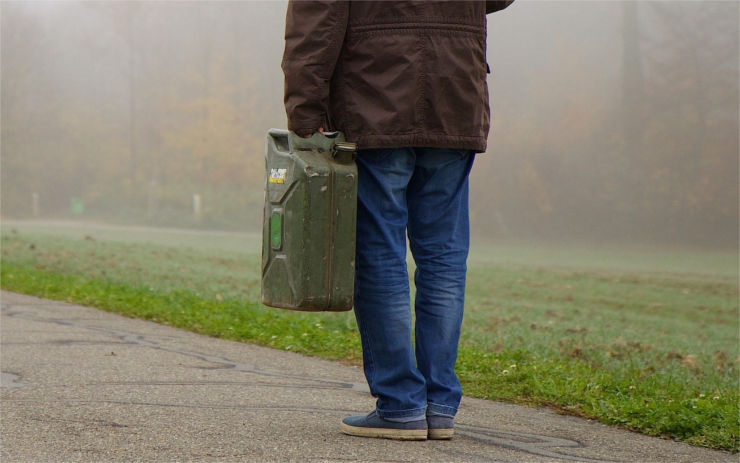 Z pracovních strojů zmizela nafta, zloděj si odnesl i nářadí