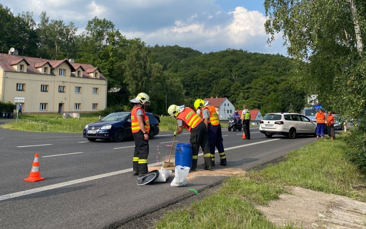 Motorkář se u Hrobu střetl s autem. Srážku odnesl zraněním