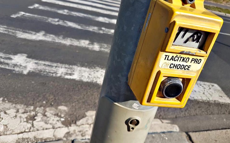 Auto mělo na přechodu srazit dítě, řidič z místa ujel! Policie hledá svědky nehody