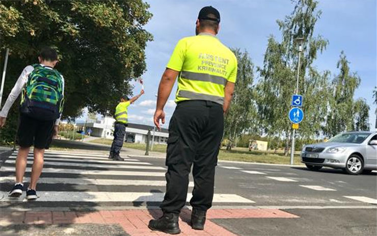 Sháníte práci nebo brigádu? Městská policie v Bílině hledá posily k přechodům u škol