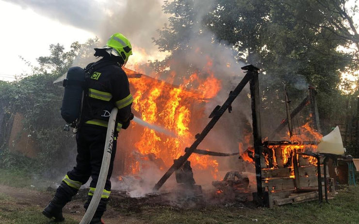 FOTO A VIDEO: Zahradní chatku v Teplicích zachvátil požár, plameny ji zcela zničily