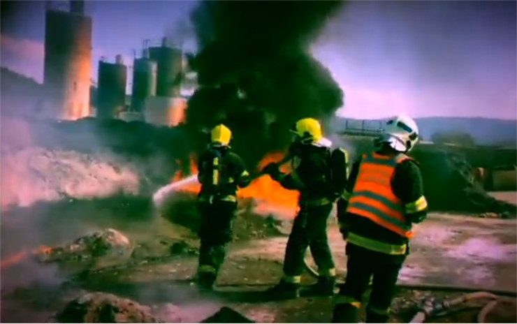VIDEO: Několik jednotek hasičů vyjíždělo k požáru skládky v Malhosticích, zásah natočila kamera