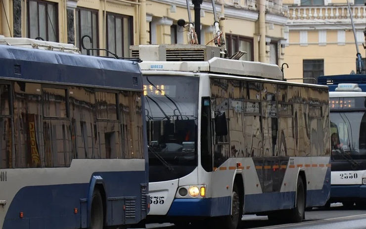 Policisté hledají pasažéry z trolejbusu číslo 105, jedna z cestujících se zranila a skončila v nemocnici