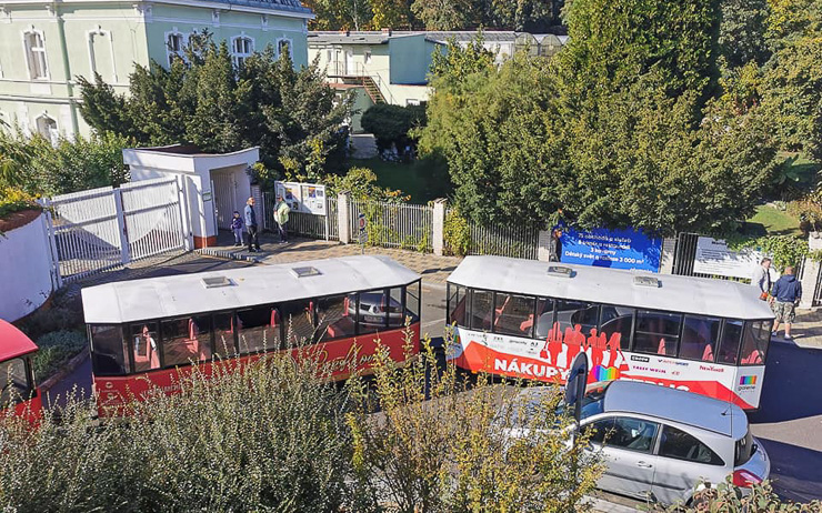 Vláček Humboldt zůstal uvězněný v zatáčce u botanické zahrady