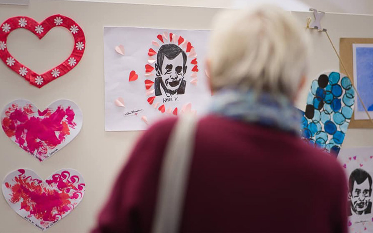 V Bílině vzpomínají na Václava Havla. Ve Výstavní síni u kostela můžete navštívit výstavu o jeho životě doplněnou kresbami bílinských dětí