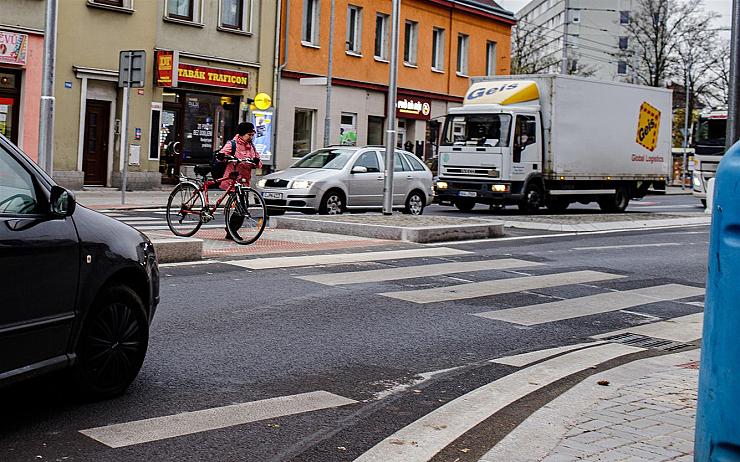 Přechod přes Masarykovu třídu u Červeného kostela už je bezpečnější