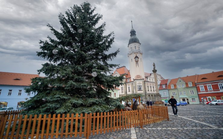 Tradiční společné rozsvícení vánočního stromu řada obcí a měst vzdala