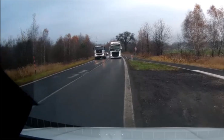 VIDEO: Kamioňák se u Oseka vyřítil z protisměru, pátrá po něm policie