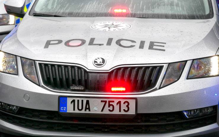 Řidič BMW po honičce s policií padl vyčerpáním v poli